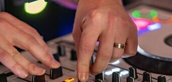 Die Hände von DJ Berny am Mischpult beim Übergang.<br />
Foto von Yourdayphotography Dominik Eder