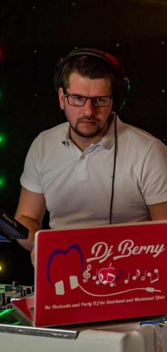 DJ Berny konzentriert beim auflegen! <br />