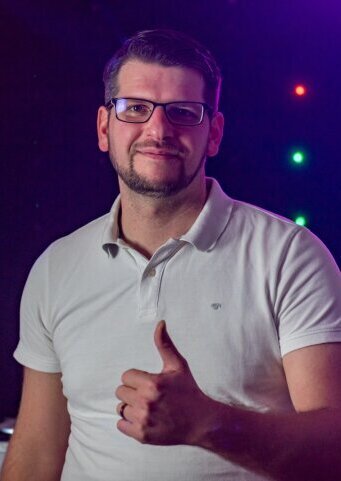 DJ Berny signalisiert Einsatzbereitschaft mit dem Daumen nach oben