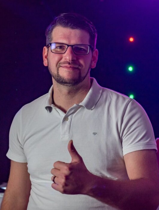 DJ Berny signalisiert Einsatzbereitschaft mit dem Daumen nach oben