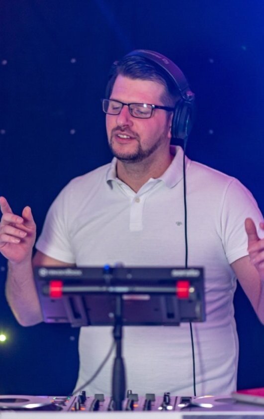 DJ Berny beim Auflegen am DJ Pult