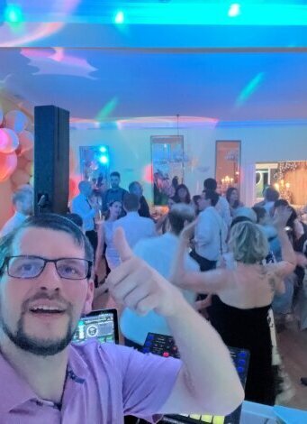Party mit DJ Berny im Spiegelsaal
