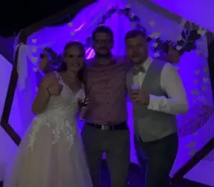 Glückliches Brautpaar mit Hochzeits DJ Berny