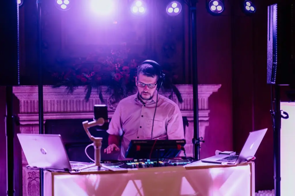 Berny, Hochzeits Dj Saarland beim Auflegen im Gästehaus schloss Saareck