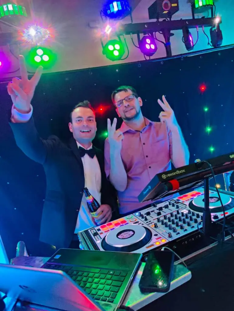 Der Gast hat sich gerade einen Song bei DJ Berny gewünscht