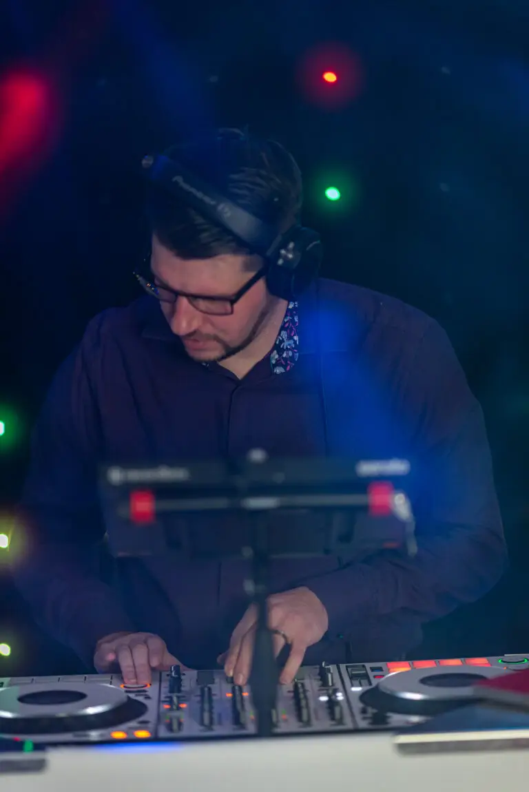 DJ Berny beim Mixen - Hochzeits DJ Saarland