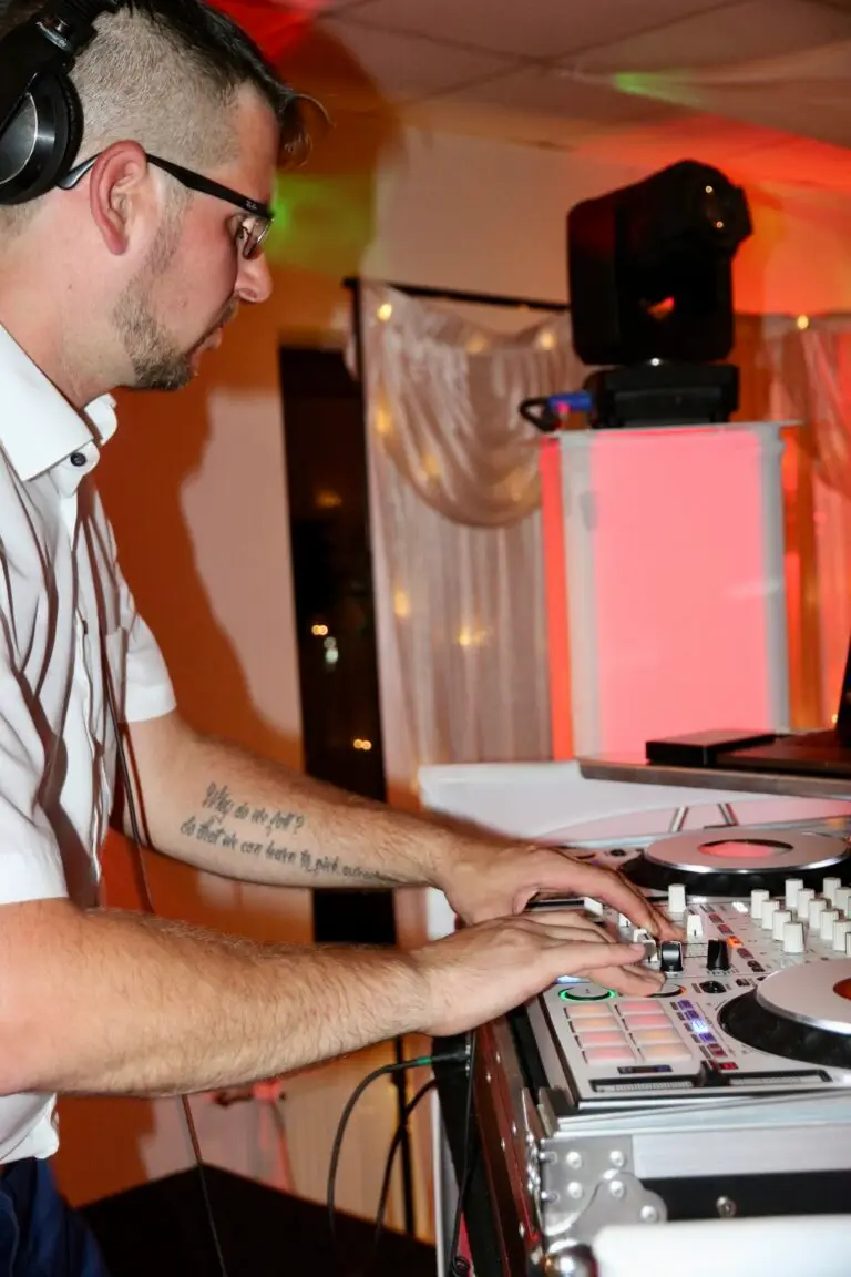 Hochzeits DJ Saarland beim Mixen von Zwei Songs