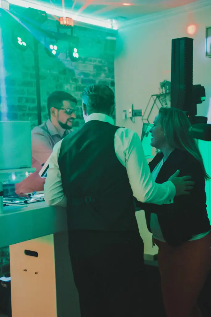 Gäste wünschen sich Musik bei DJ Berny