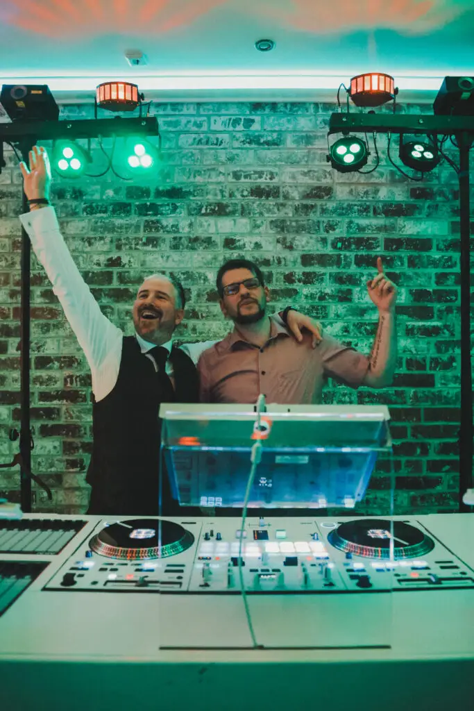 Hochzeits DJ Saarland mit dem Bräutigam Arm in Arm