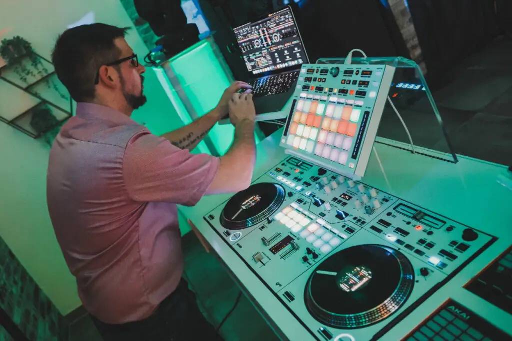 DJ Berny beim Auflegen