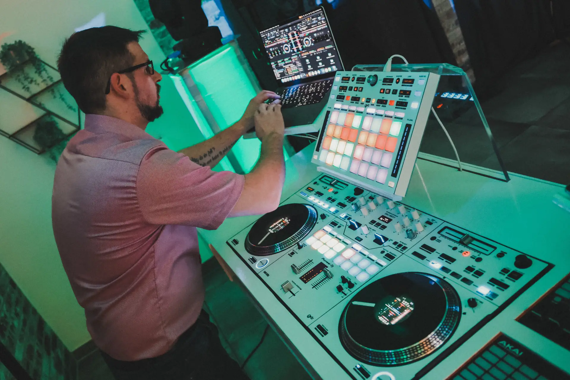 DJ Berny beim Auflegen