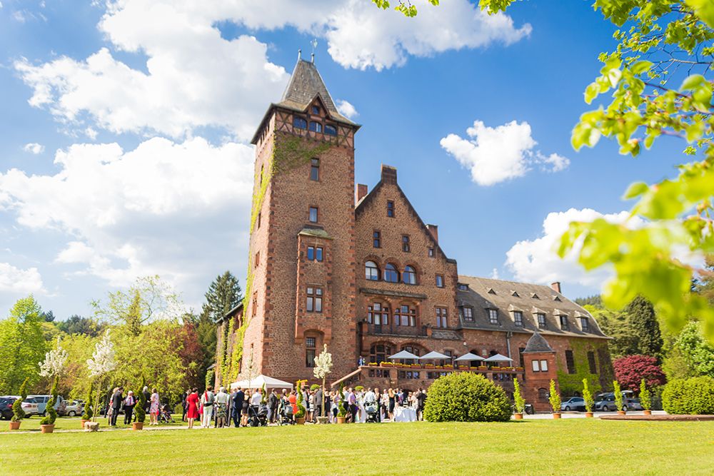 Schloss Saareck im Sonnenschein