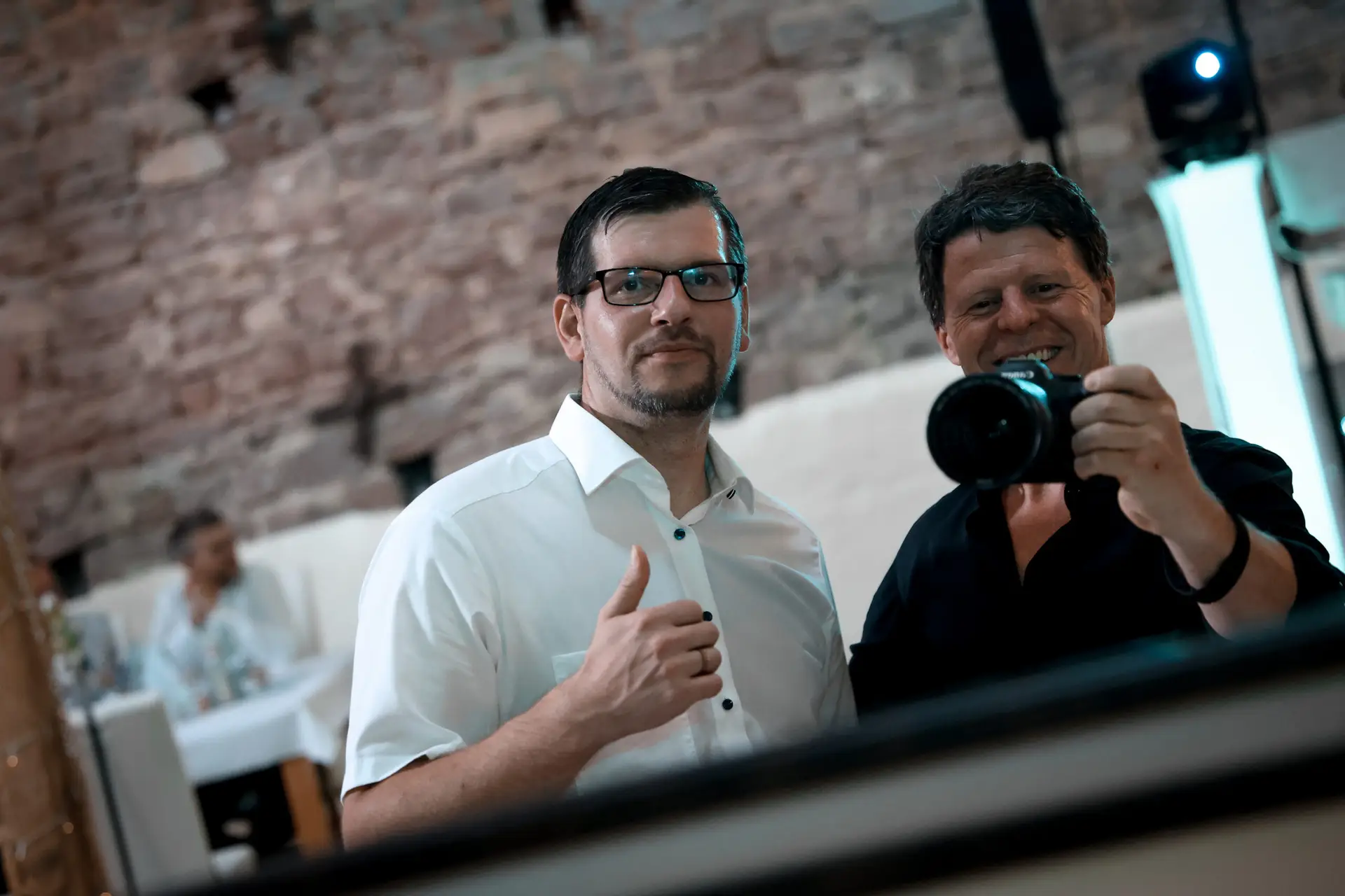 Andreas Neumann und DJ Berny gemeinsam auf einer Hochzeit im Heckenaschbacher Hof