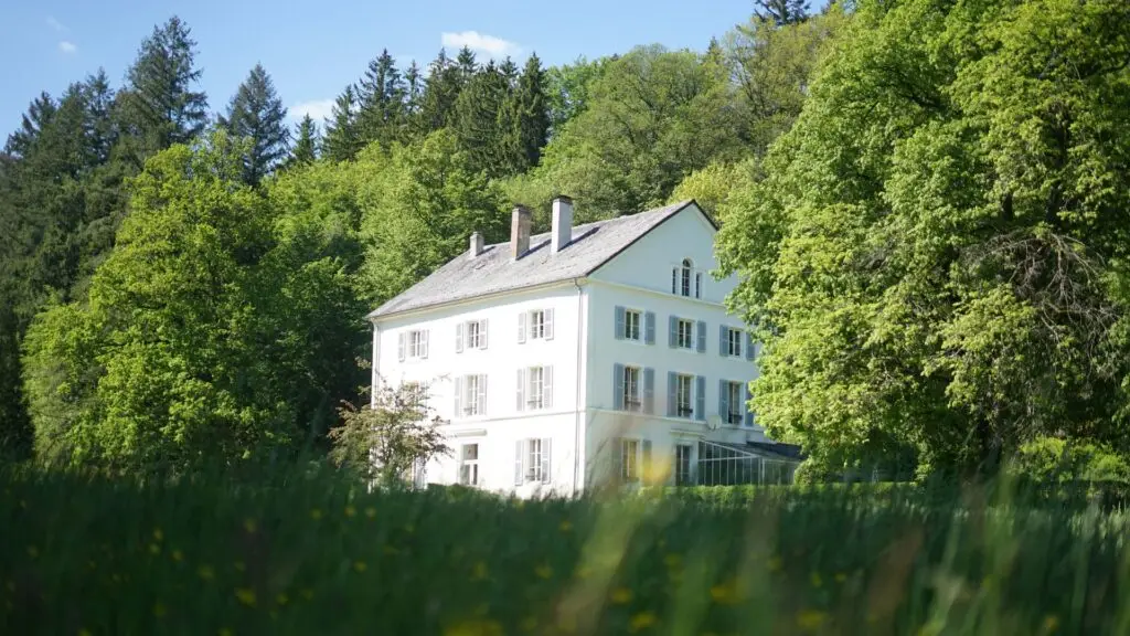 Gut Ettental besticht durch seine bezaubernde Lage mitten im Wald.