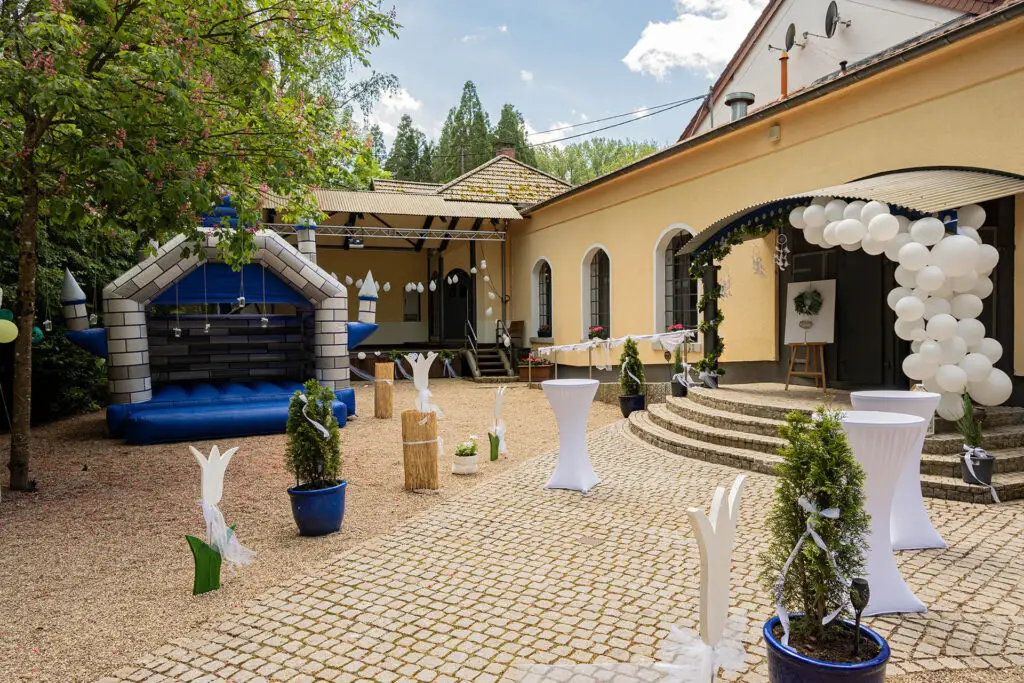 Die Eventlocation Wasserwerk Simschel ist perfekt geeignet für alle die auf ein bisschen Industrie Style stehen und gerne auch drausen feiern wollen