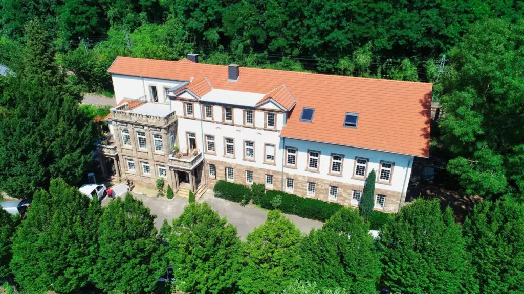 Schloss Falkenhorst ist ein echter Geheimtipp, der erst vor ein paar Jahren seine Forten wieder öffnete.