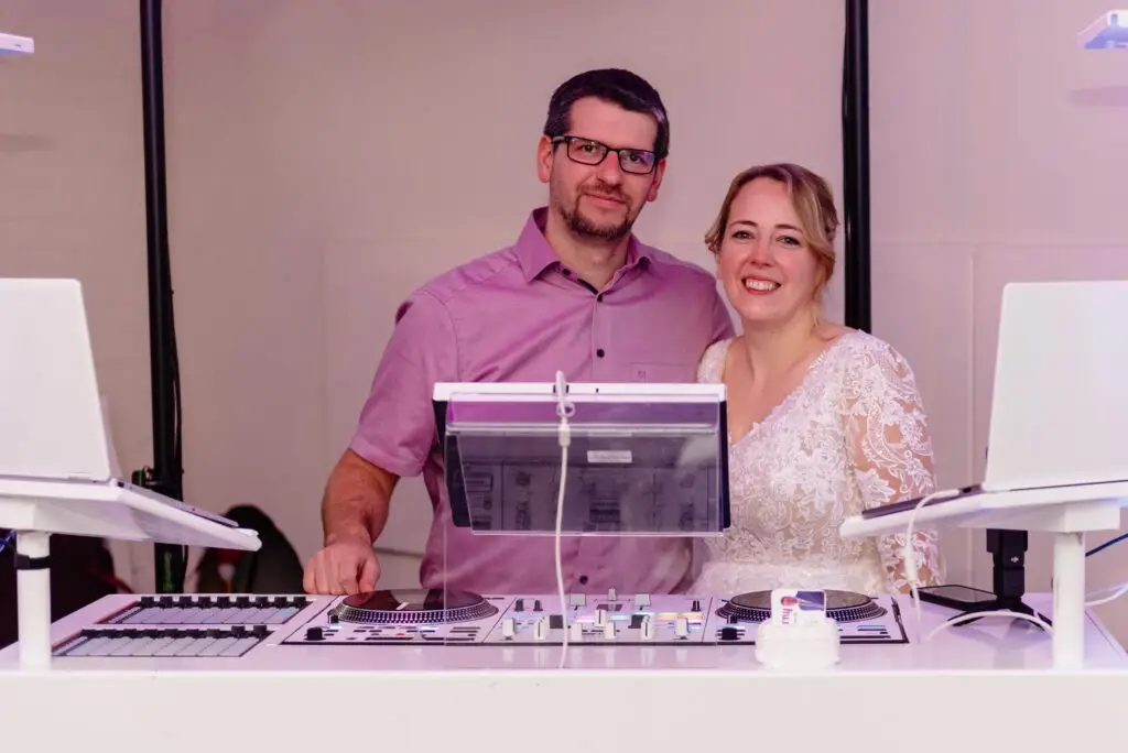 DJ Berny mit einer seiner glücklichen Bräute