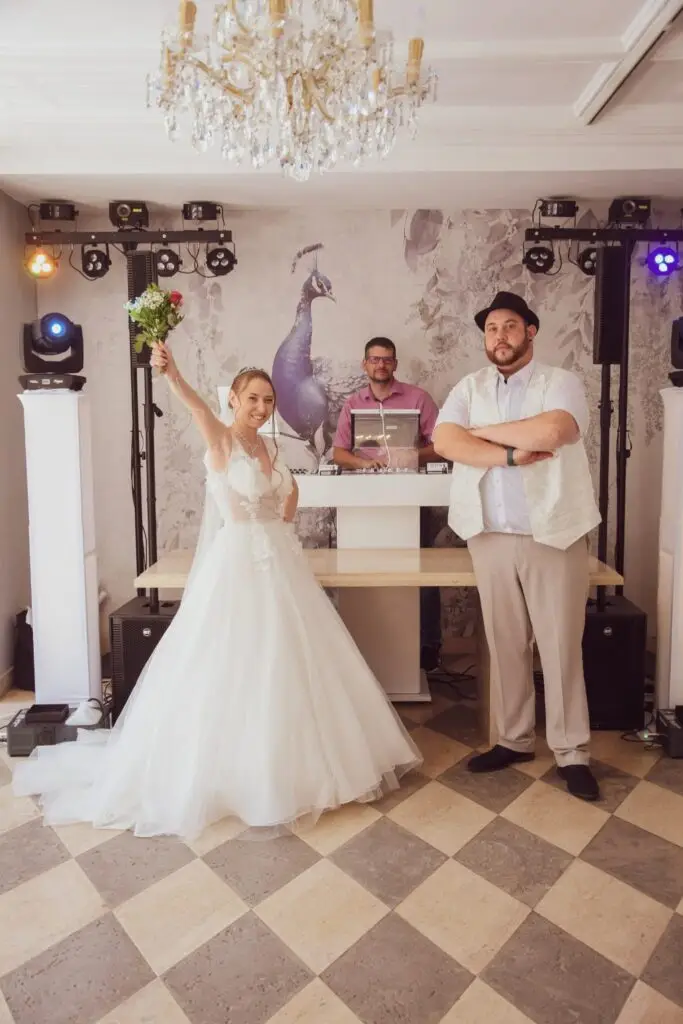DJ Berny mit Brautpaar an der DJ-Booth im Schloss Falkenhorst