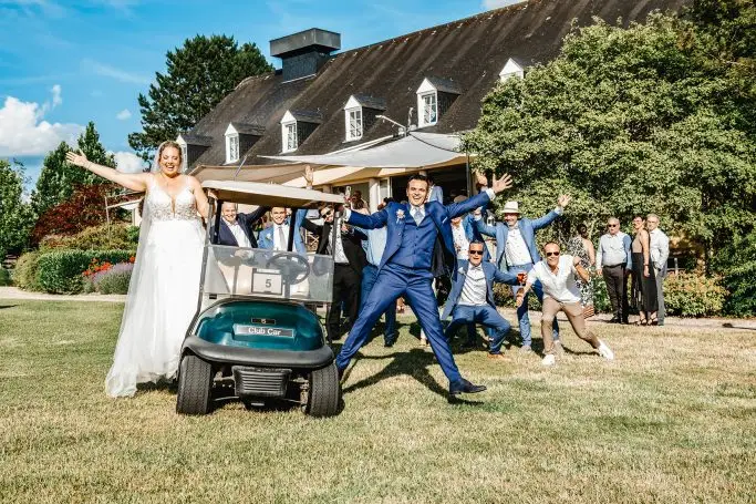Brautpaar auf einem Golfcar, Hochzeitsfoto von Stefan Bernarding