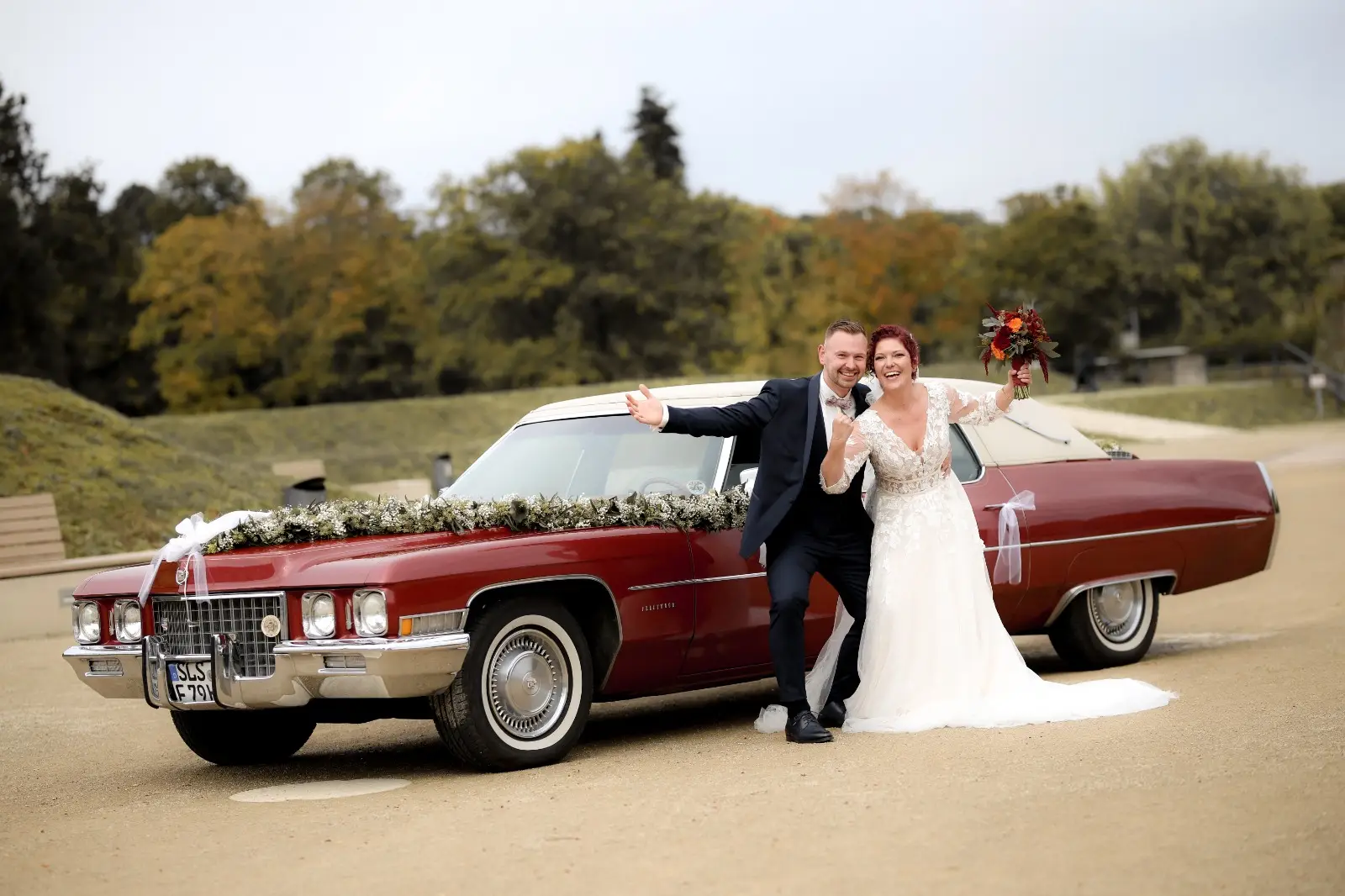 Brautpaar am Oldtimer im Golfclub Giesingen, fotografiert von Andreas Neumann