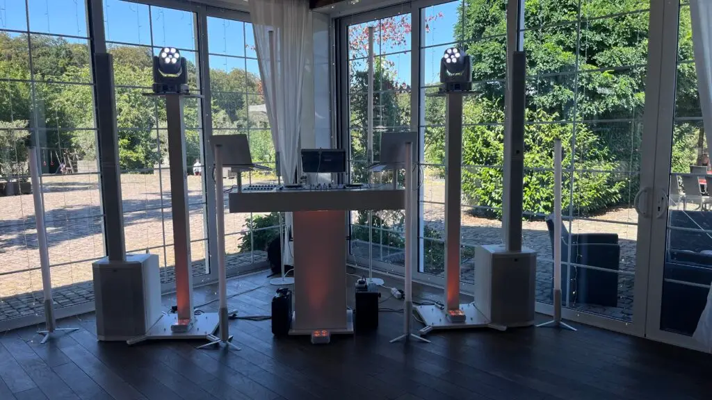 Aufgebautes DJ-Equipment im Hofgut Menschenhaus