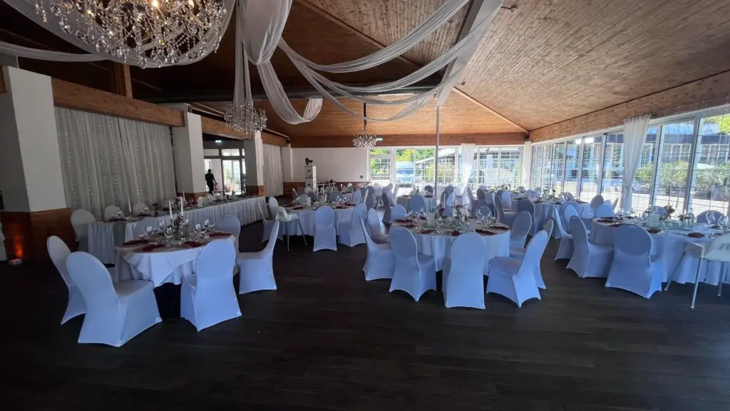 Eingedeckter Festsaal im Hofgut Menschenhaus bei Tageslicht