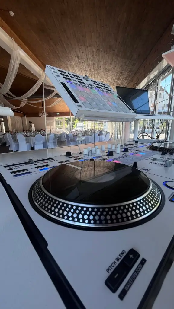 DJ-Setup von DJ Berny im Hofgut Menschenhaus