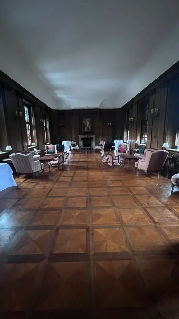 Stilvoller Innenraum von Schloss Saareck mit Kamin