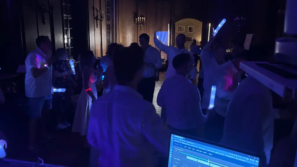 Tanzende Gäste mit Leuchtstäben bei einer Hochzeit in Schloss Saareck