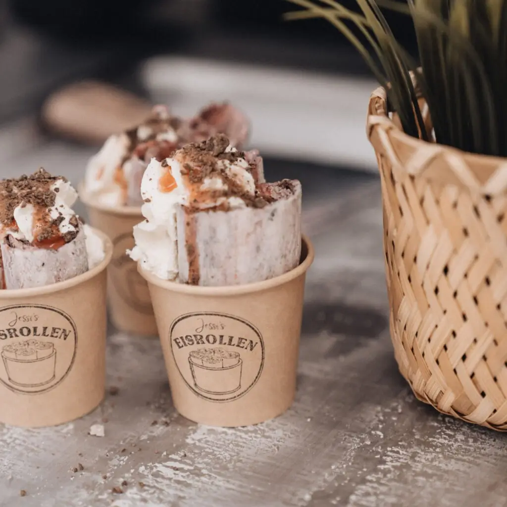 Fertige Eisrollen im Becher von Jessi's Eisrollen