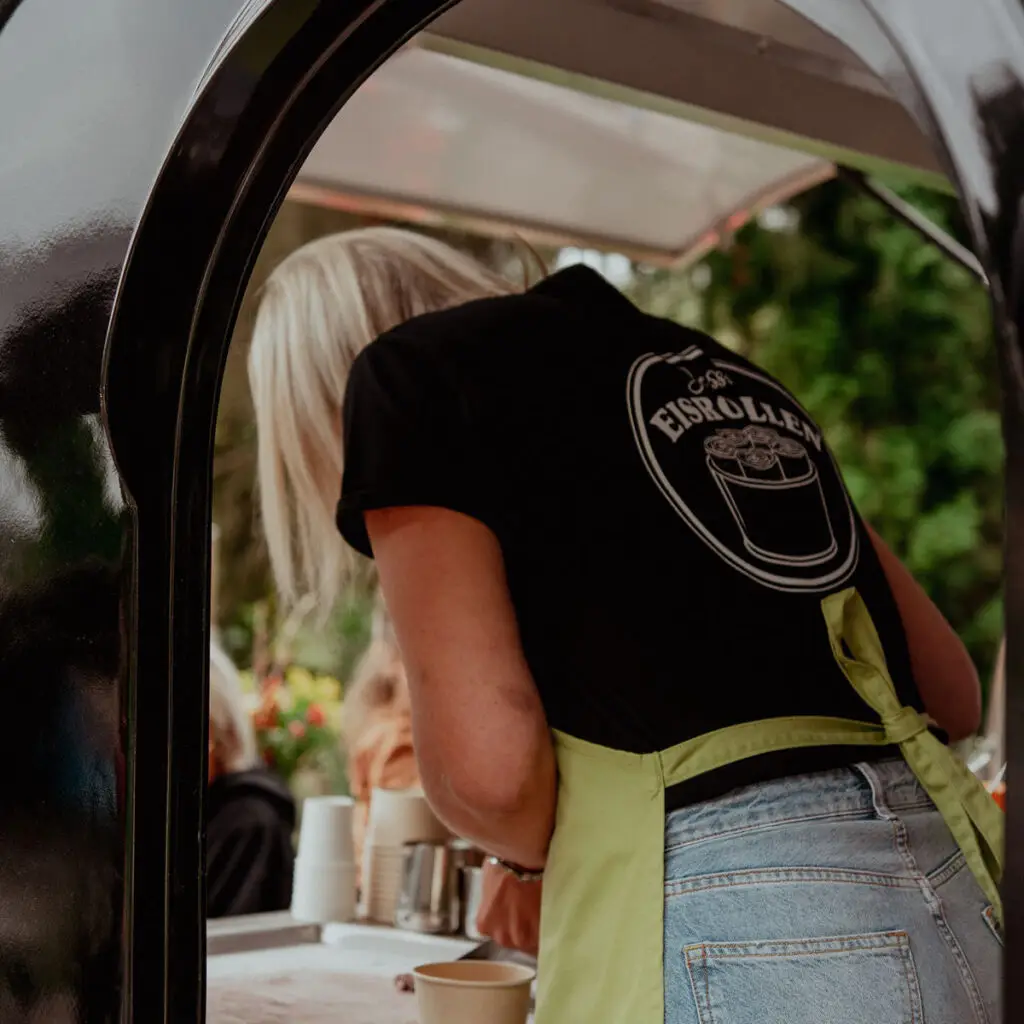 Jessica bereitet Eisrollen live im Foodtrailer zu