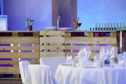 Bar-Bereich im Parkhotel Weiskirchen für die Hochzeitsparty