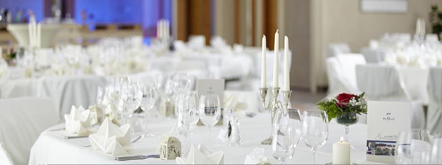 Festlich gedeckter Tisch im Festsaal des Parkhotel Weiskirchen