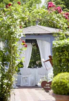 Freie Trauung im Rosengarten-Pavillon des Parkhotels Weiskirchen