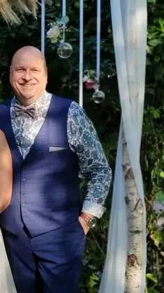 Christian Fink, freier Hochzeitsredner, bei einer Trauung im Saarland