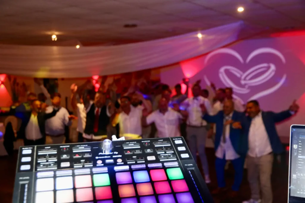 Der Bräutigam feiert ausgelassen mit seinen Jungs – DJ Saarbrücken sorgt für Stimmung