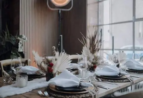 Festlich gedeckter Tisch in der SUDHAUS Eventlocation St. Ingbert