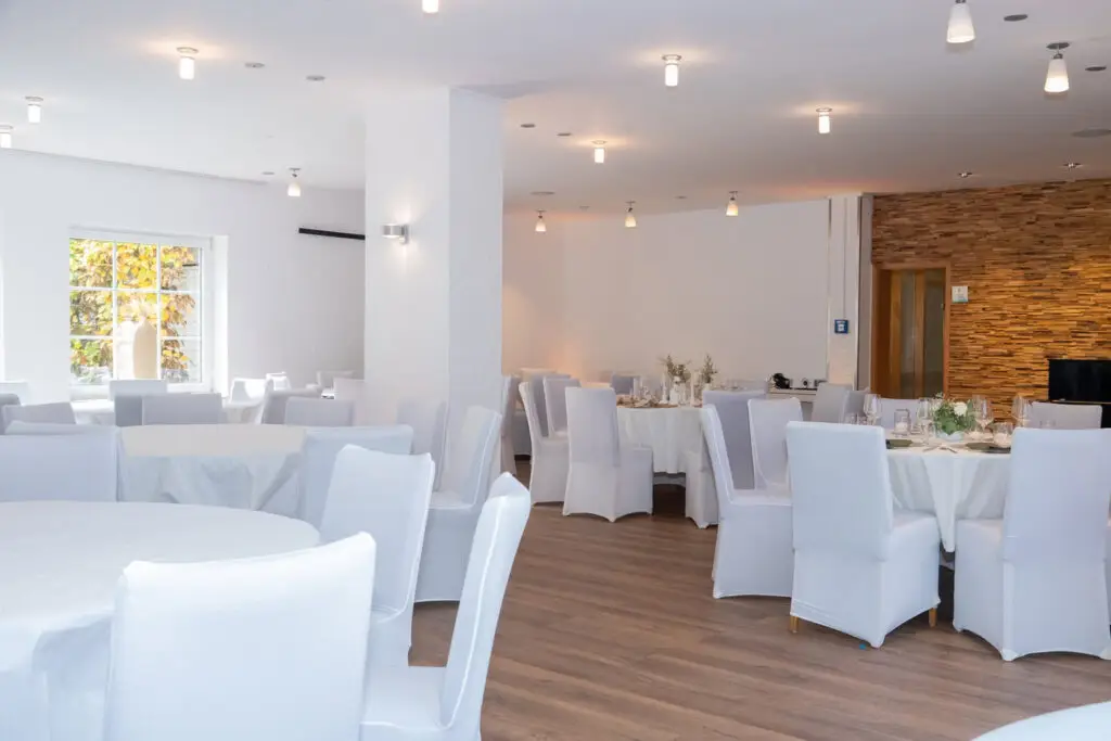 Festlich gedeckte Tische im Saal der Rabenhorst Residence