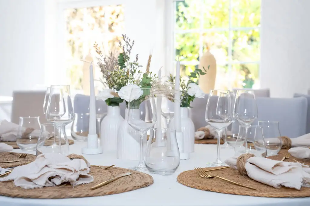 Gedeckter Tisch mit Blumendeko und Servietten