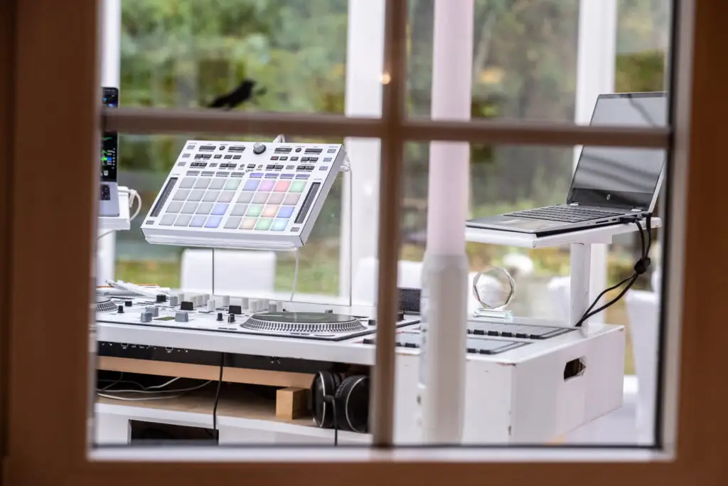DJ-Pult im Wintergarten der Rabenhorst Residence mit Blick durch das Fenster