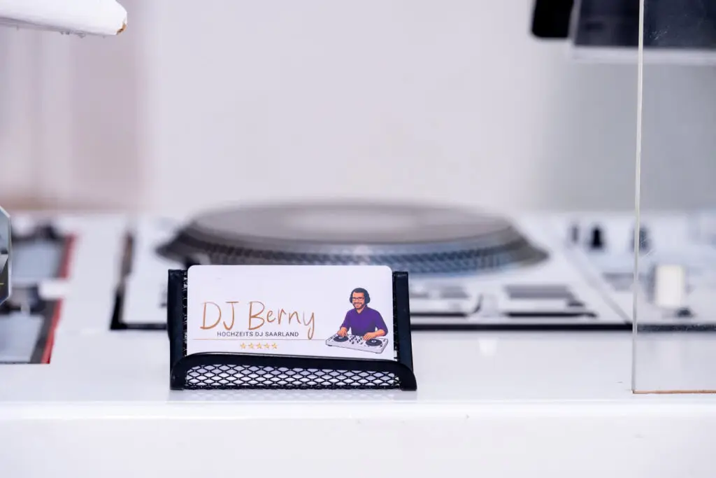 DJ-Pult mit Namensschild von DJ Berny
