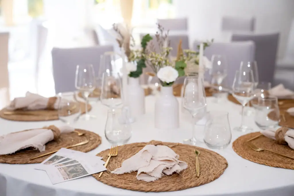 Hochzeitstisch mit Blumendeko und Korbuntersetzern