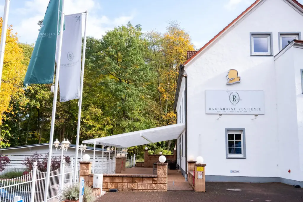 Außenansicht der Rabenhorst Residence in Homburg mit Fahnen
