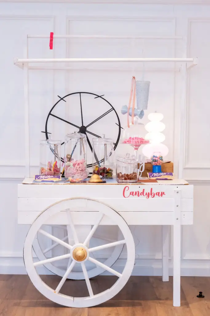 Candybar mit Süßigkeiten und Riesenrad-Dekoration bei einer Hochzeit