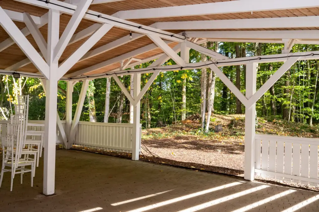 Pavillon der Rabenhorst Residence mit Blick in den Wald